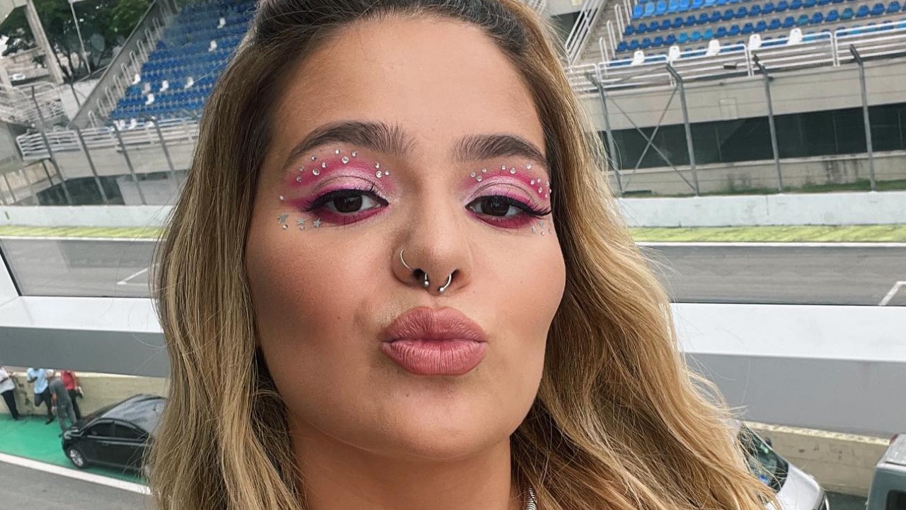 Ex-BBB Viih Tube publica foto de biquíni e exibe curvas reais na web