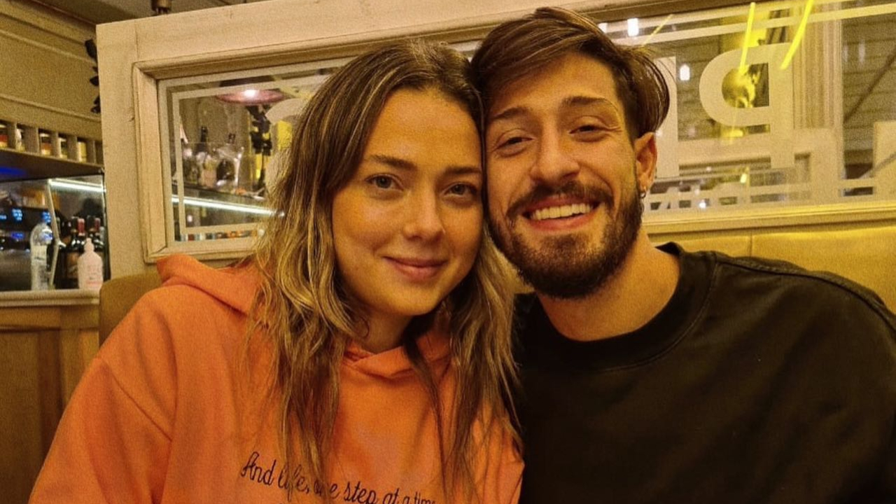 Vinicius Martinez flagra Carol Dantas em momento descontraído e enaltece a esposa: ”Linda e natural”
