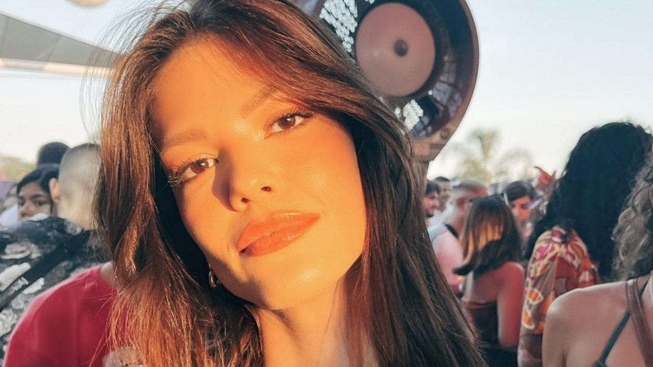 Vitória Strada esbanja corpão escultural ao surgir de lingerie em cliques arrasadores: ”Deusa!”