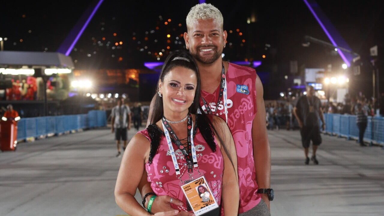 Grávida, Viviane Araújo surge radiante ao lado do marido na Sapucaí