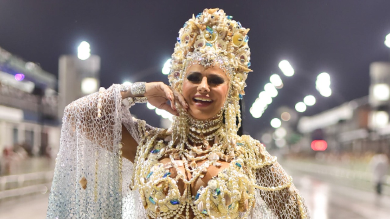 Grávida, Viviane Araujo exibe o barrigão em desfile da Mancha Verde com fantasia feita em 3 dias