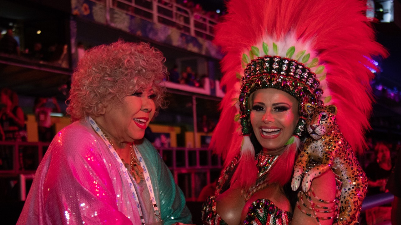 Rainha de bateria do Salgueiro, Viviane Araujo encontra Alcione na Sapucaí