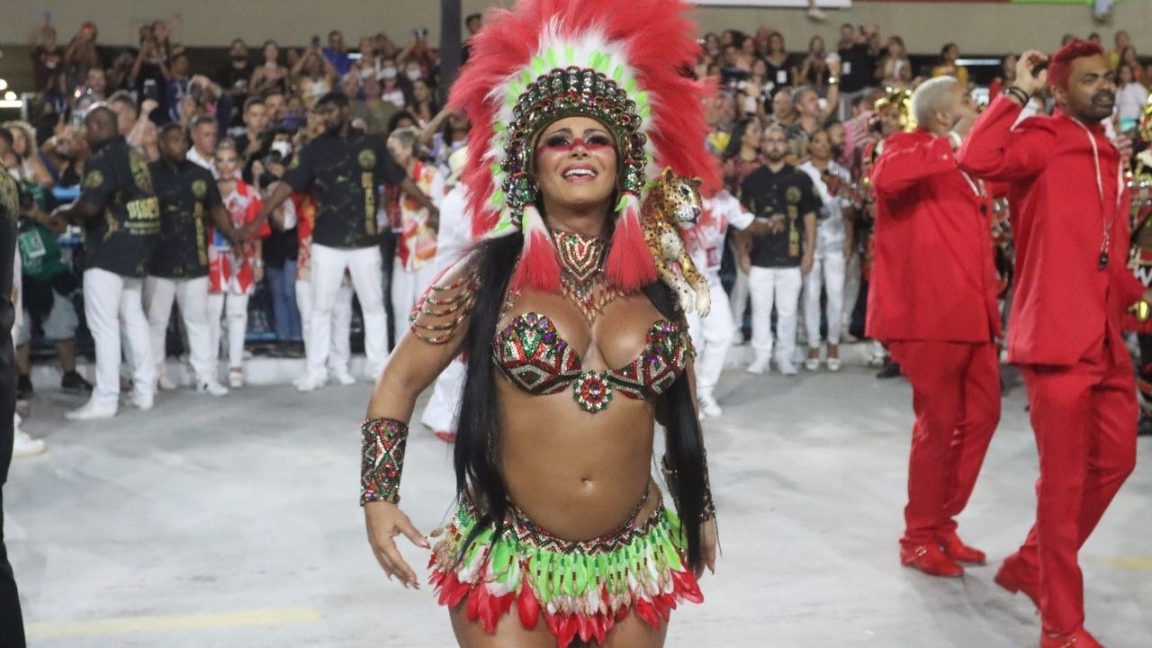 Grávida, Viviane Araújo exibe o barrigão em desfile da Salgueiro na Sapucaí