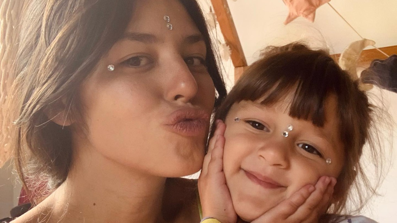 Em clima de Carnaval, Yanna Lavigne encanta ao postar fotos com a filha, Madalena