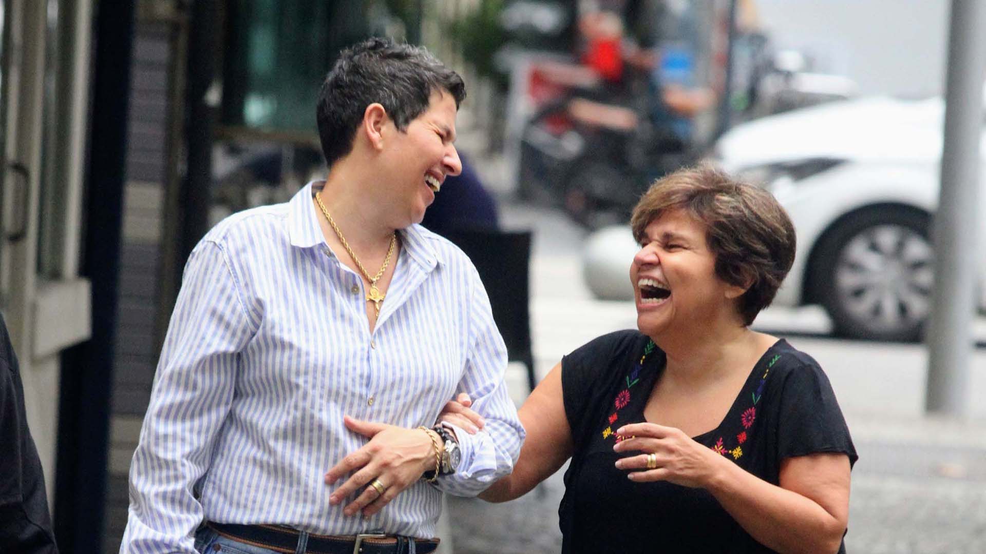 Após internação, Claudia Rodrigues curte passeio com a namorada