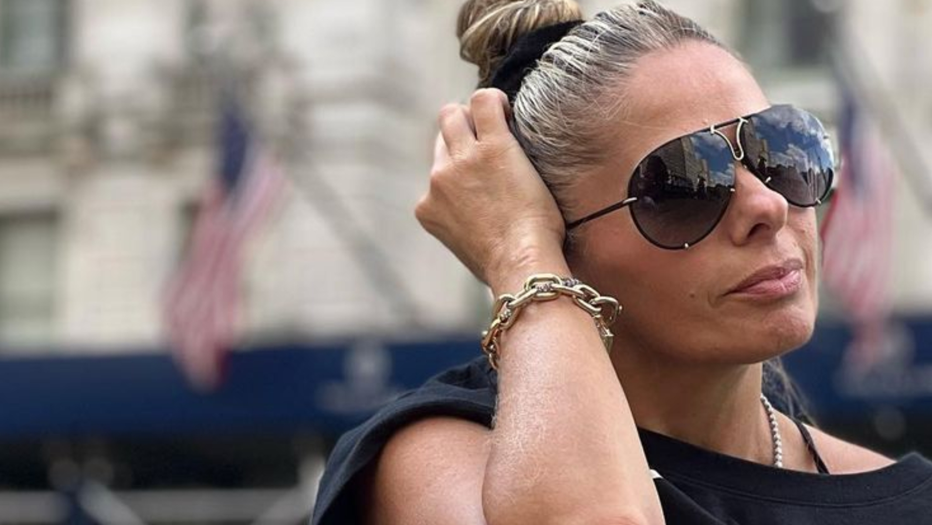 Só de camisetão, Adriane Galisteu esbanja estilo ousado em Nova York
