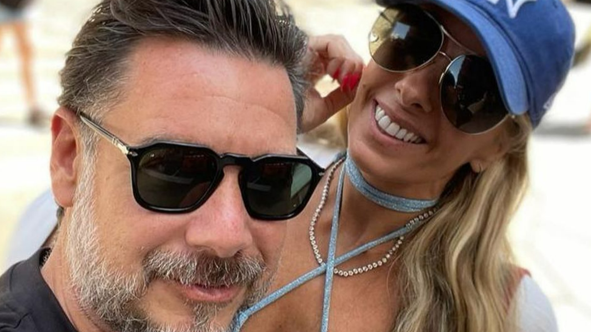 Adriane Galisteu aposta em top mínimo para fazer passeio romântico com o marido por Nova York