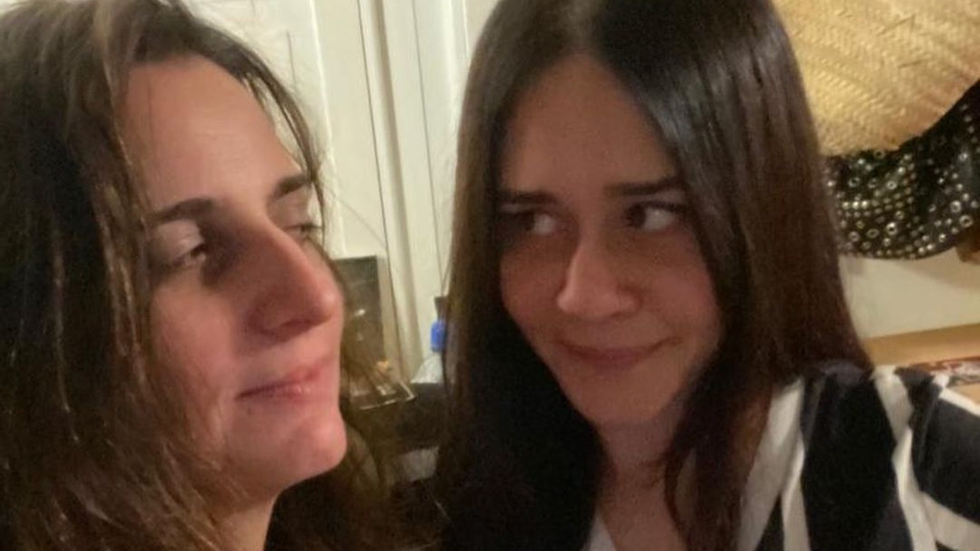 Alessandra Negrini assiste jogo do Corinthians com a tricolor Kika Kalache: ”Futebol civilizado!”