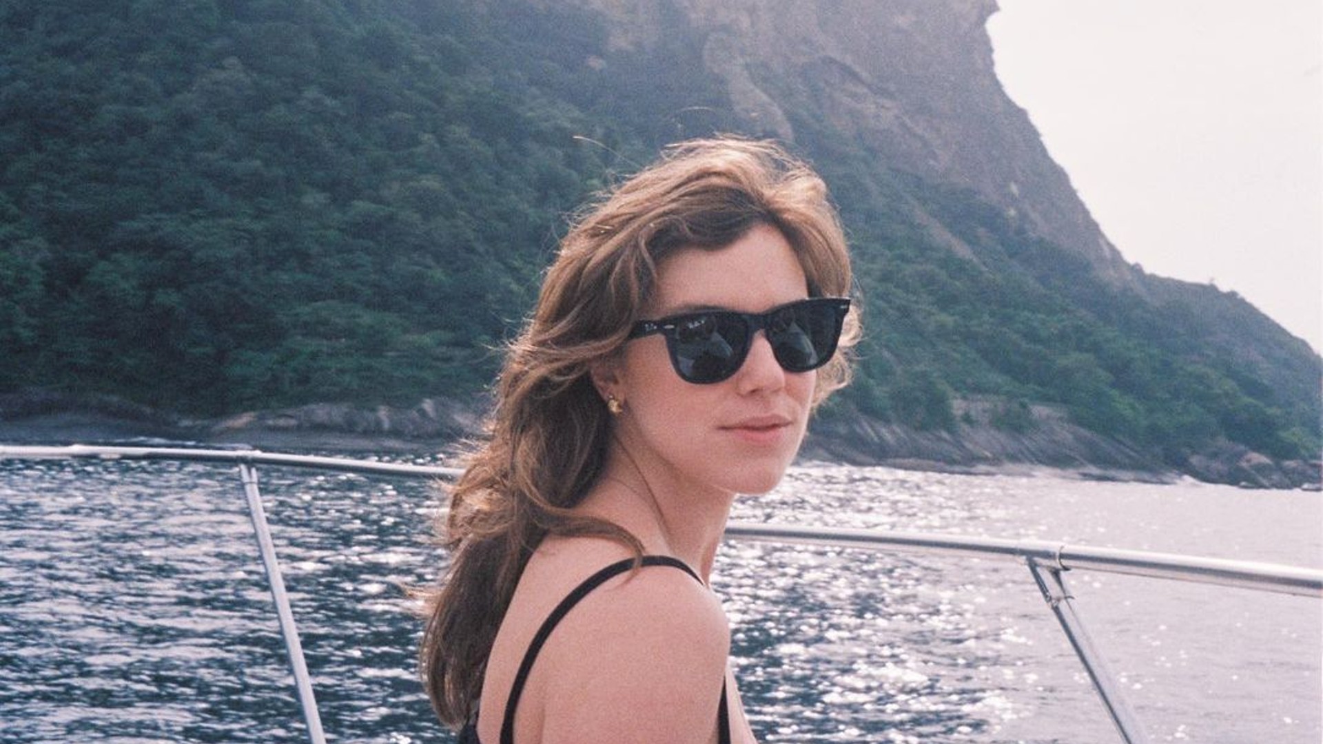 Alice Wegmann exibe corpão de biquíni preto e branco em passeio de barco: ”Perfeita”