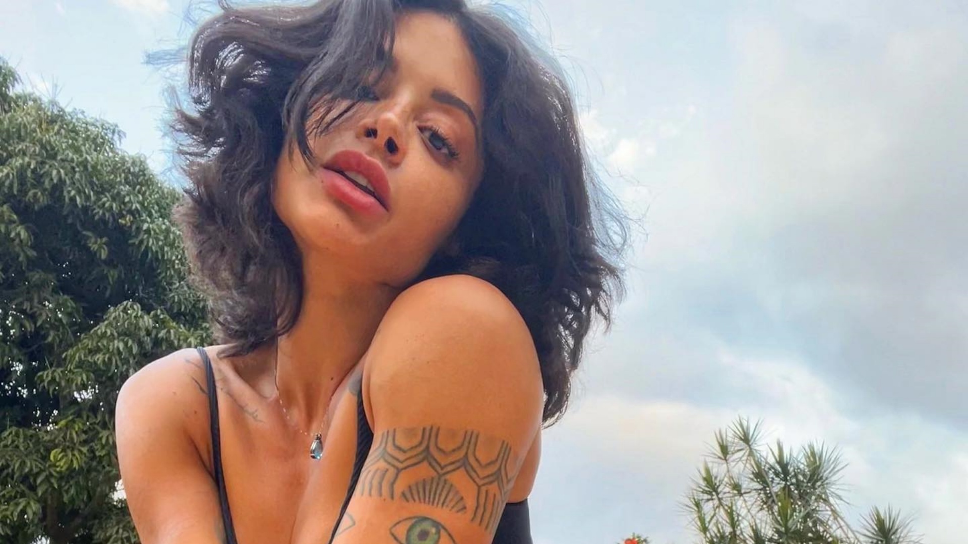 Aline Campos puxa biquíni cavadíssimo até o limite: ”Domingão de verão”