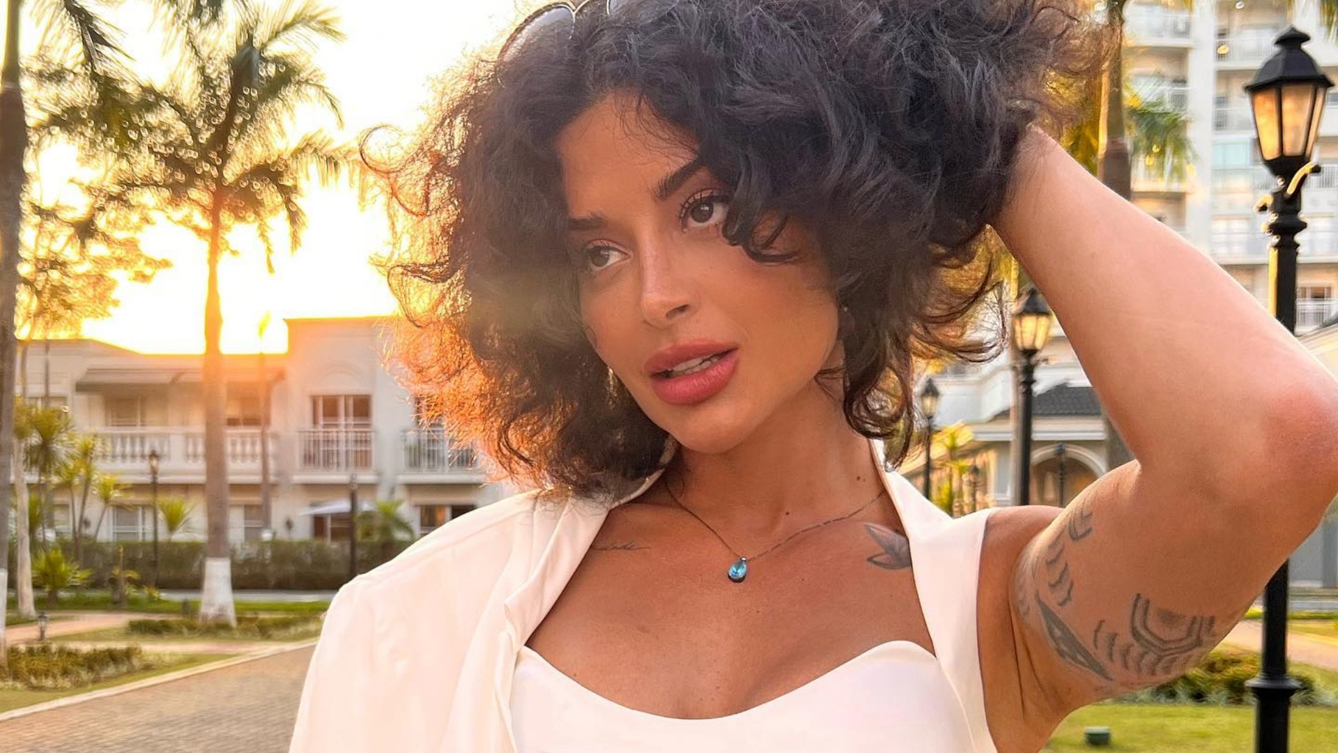 Aline Campos deixa blazer aberto e aposta em sutiã brilhante transparente: ”Deusa”