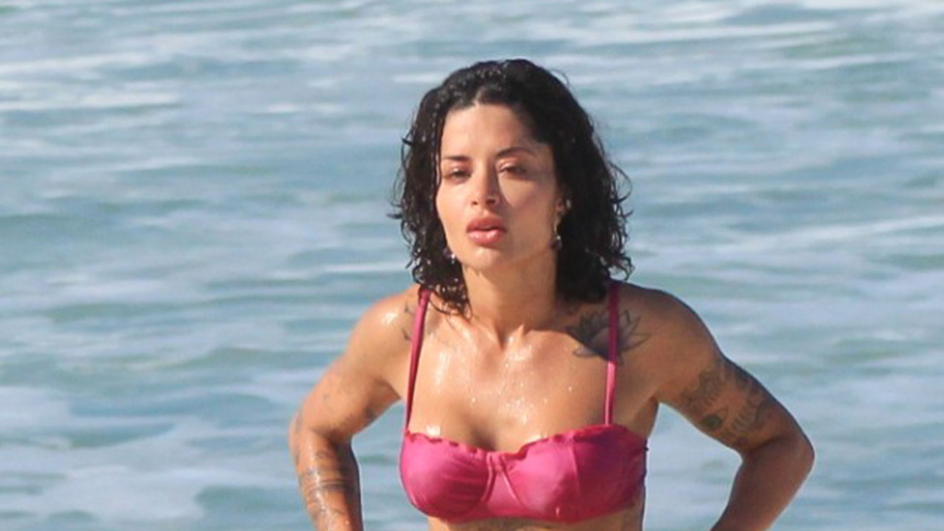 De biquíni, Aline Campos exibe o corpo sarado na praia
