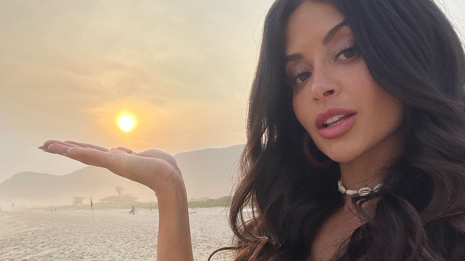 De biquíni, Aline Campos relembra clique na praia e detalhe rouba a cena: ”Crush”