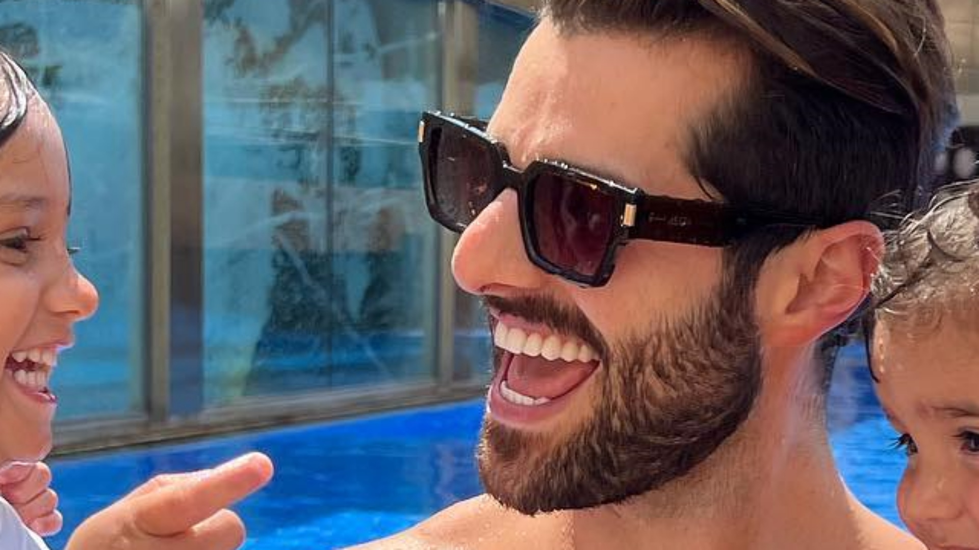 DJ Alok aparece com os filhos no colo e surpreende web: ”Eles estão enormes”
