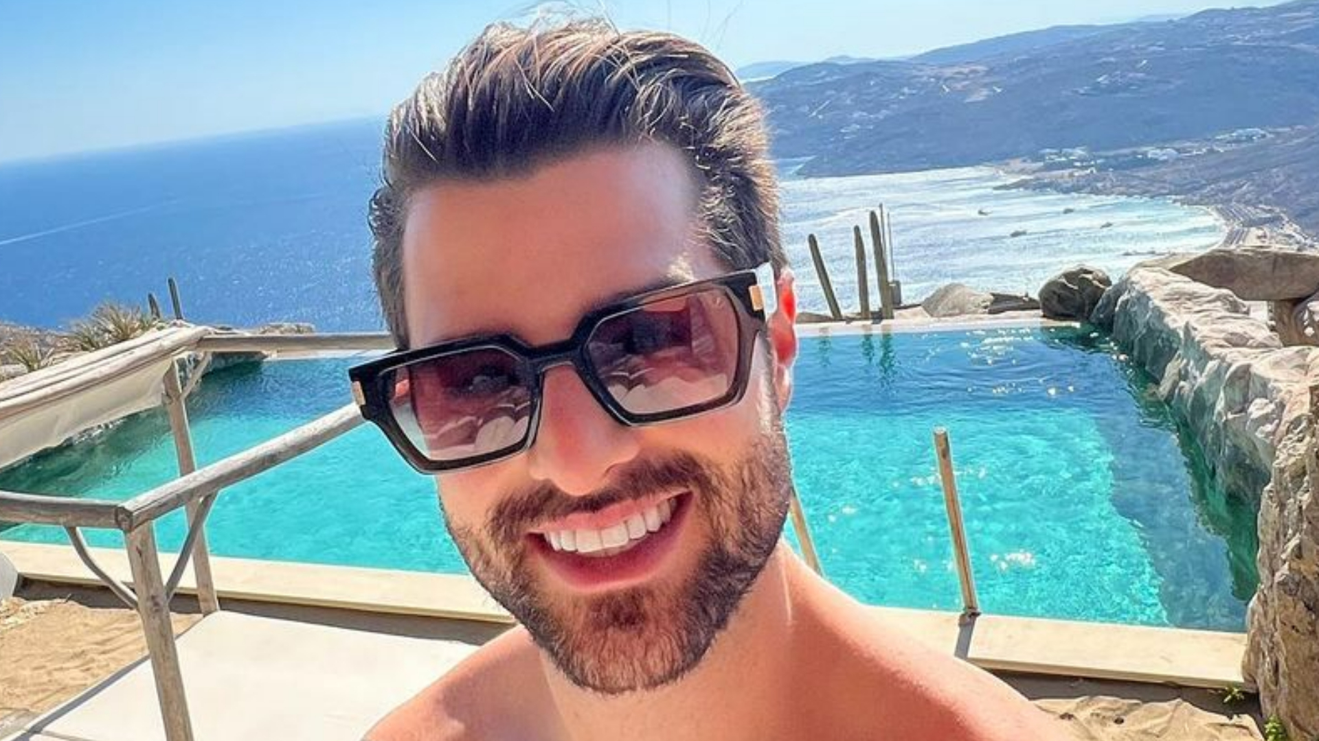 Alok chama atenção da web ao surgir sem camisa e exibir tatuagem no peitoral