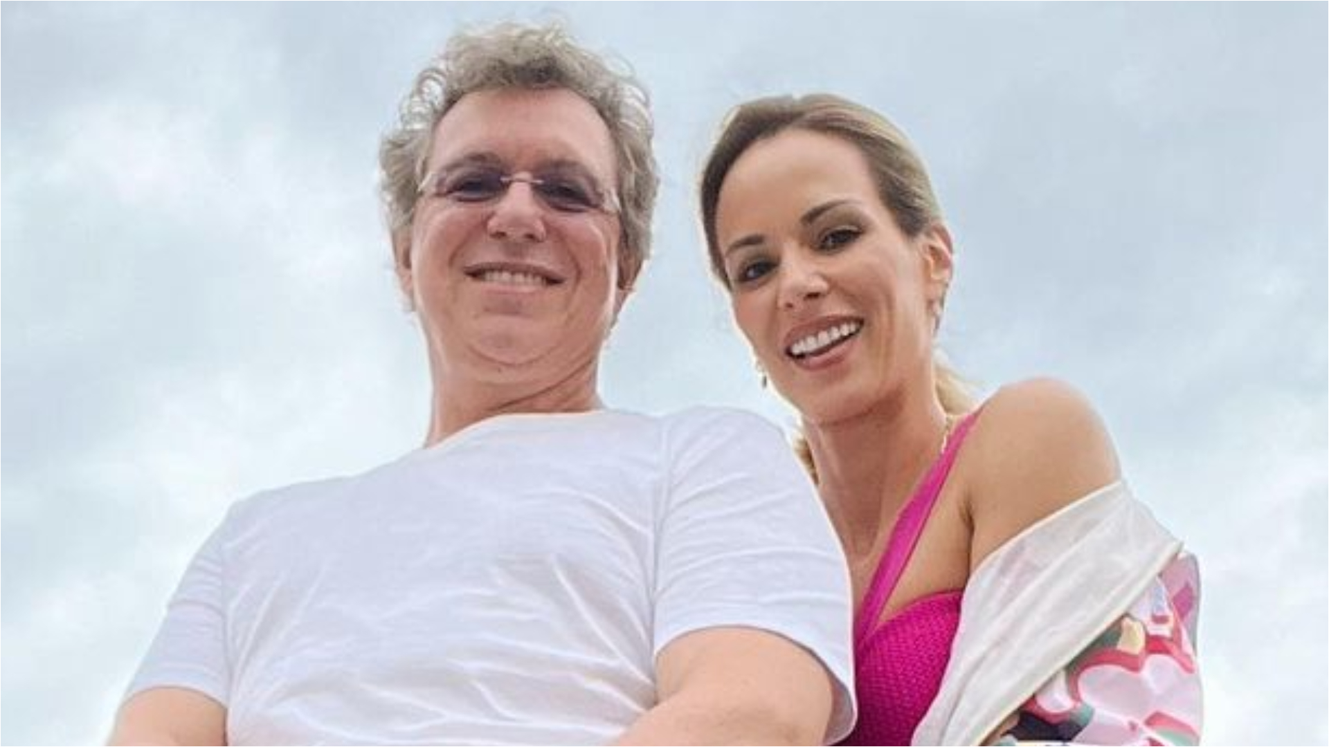 Com look rosa, Ana Furtado aproveita viagem de férias com o marido, Boninho