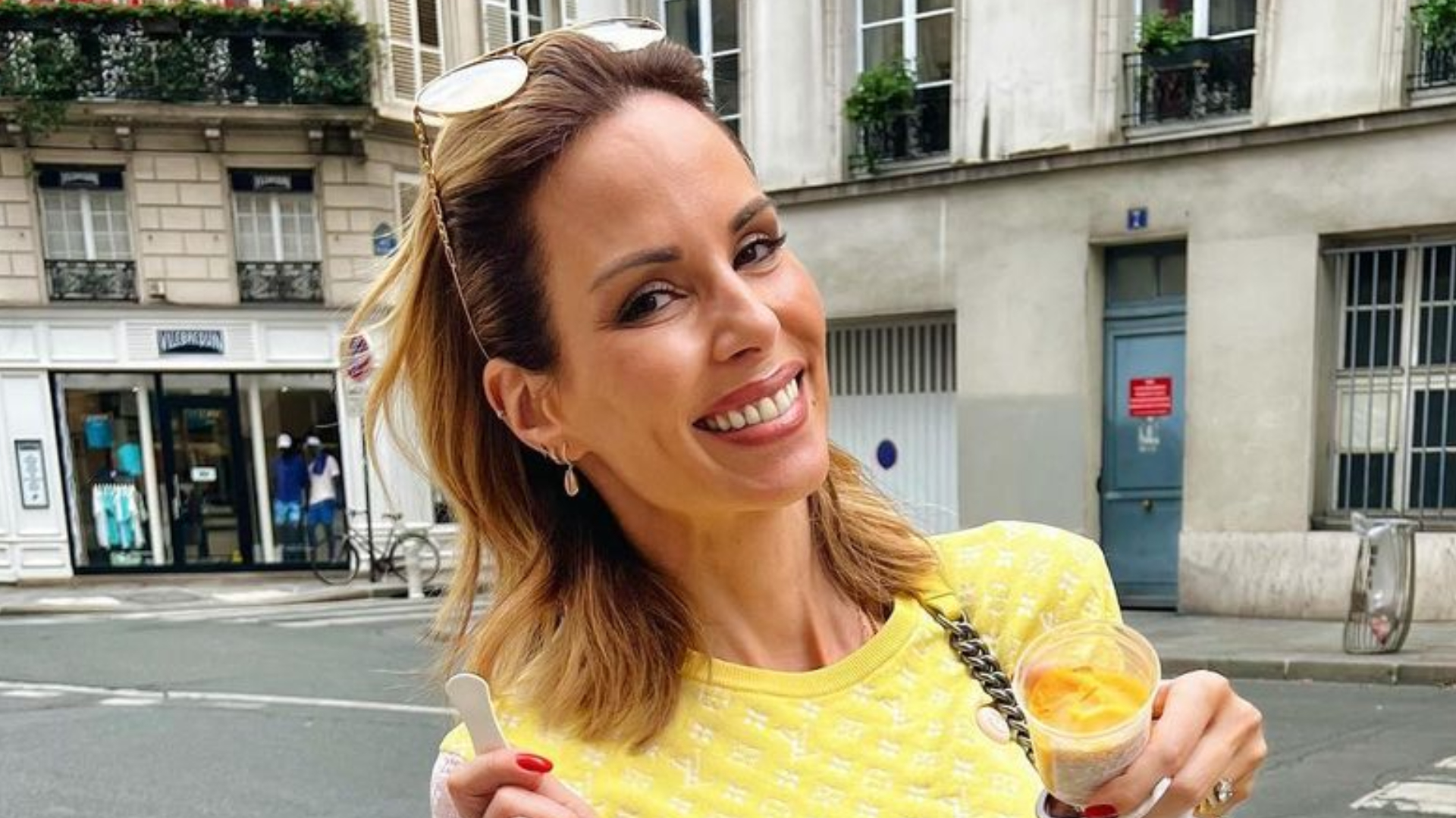 Em Paris, Ana Furtado passeia com bolsa de grife de R$30 mil