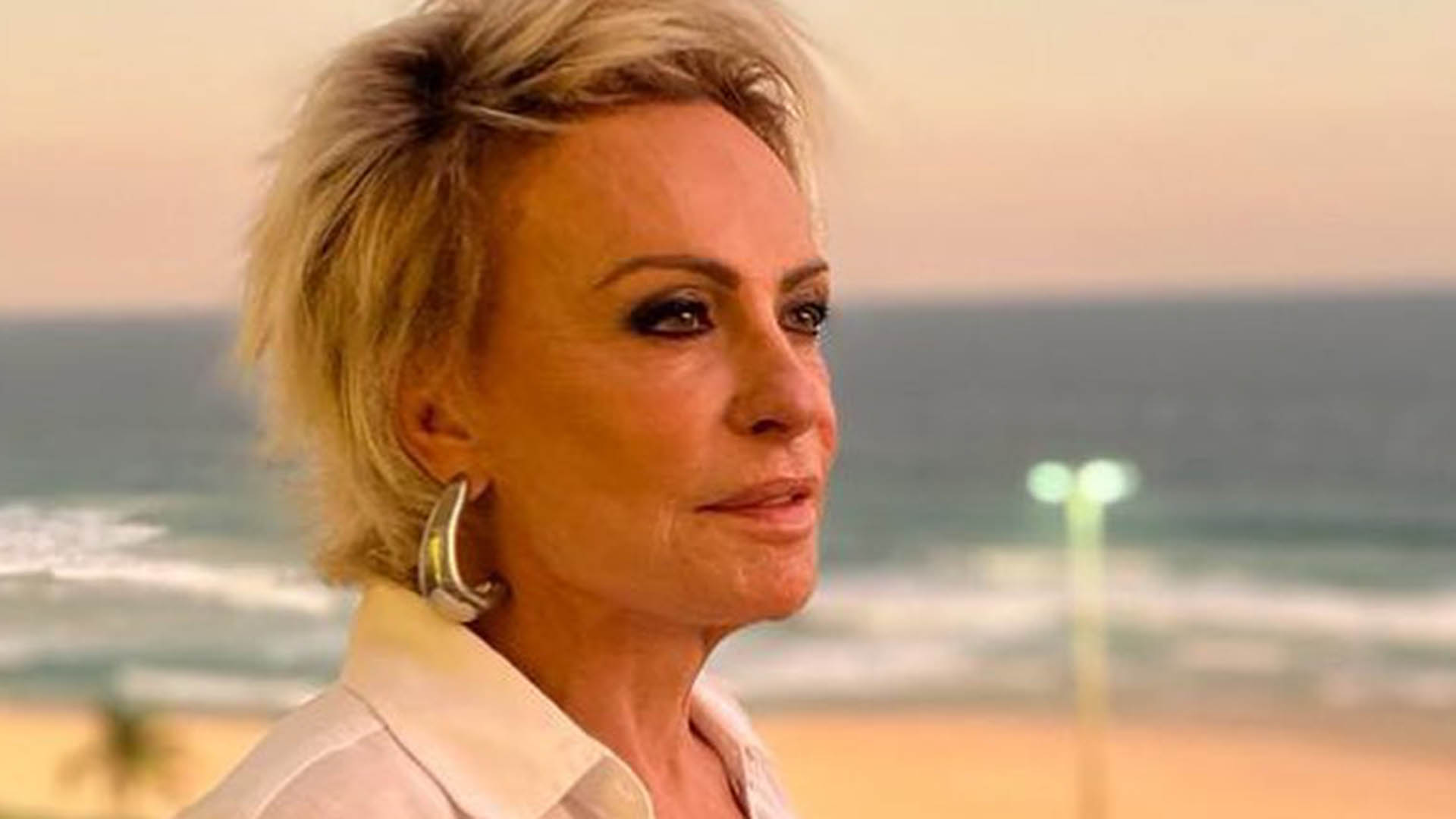Ana Maria Braga surge com look simples ao curtir dia de folga