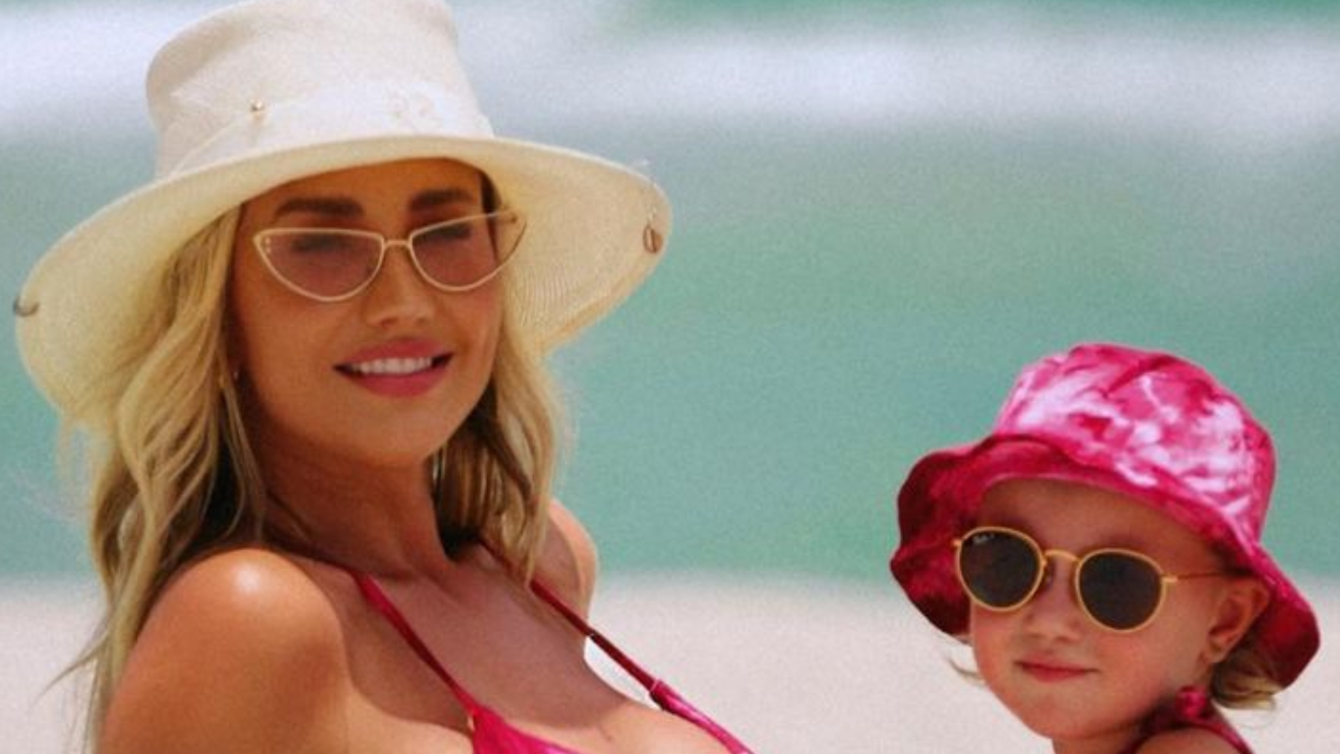 Ana Paula Siebert surge combinando biquíni com a filha em despedida de Miami