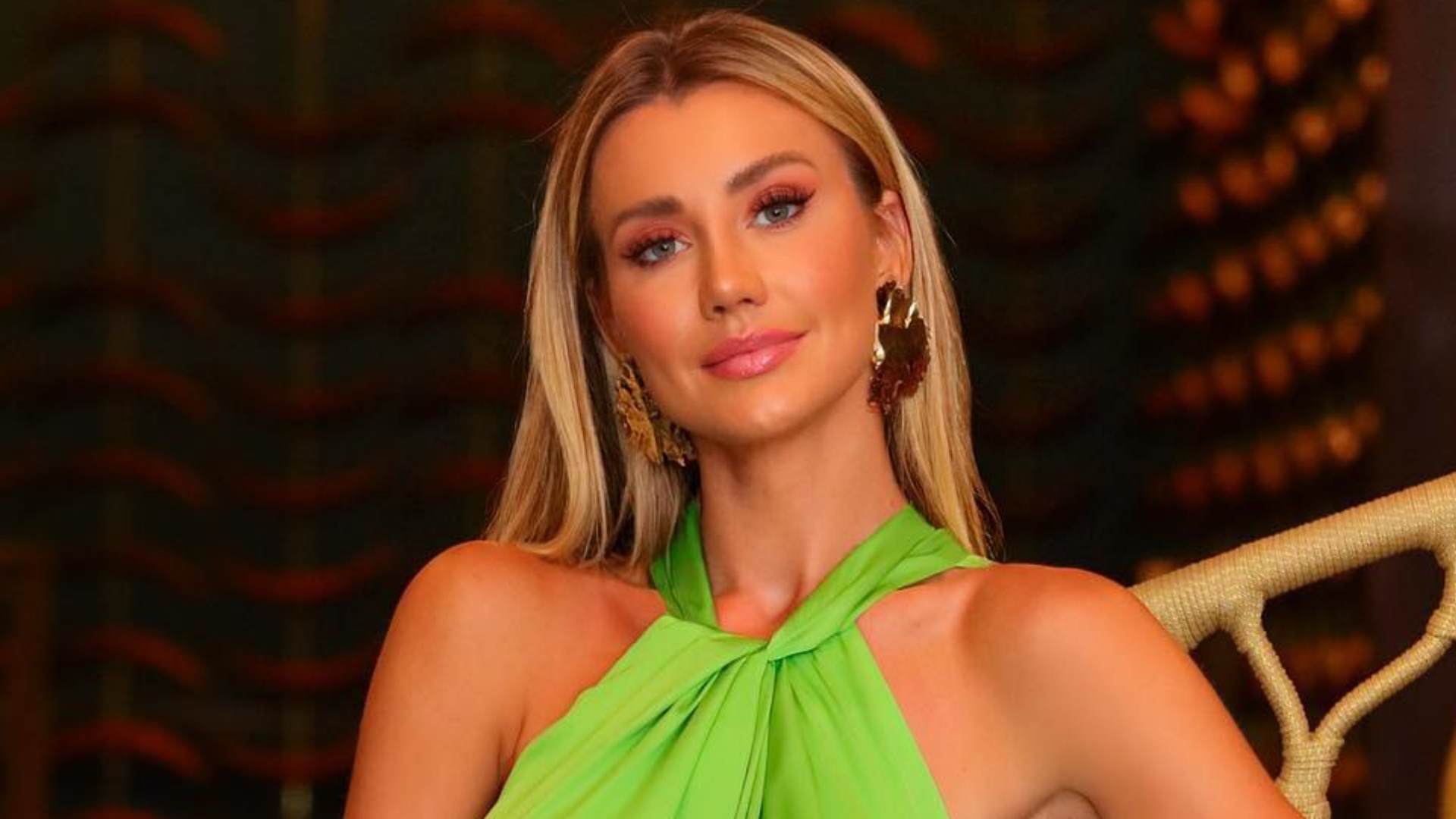 Ana Paula Siebert aposta em look poderoso de quase R$ 65 mil