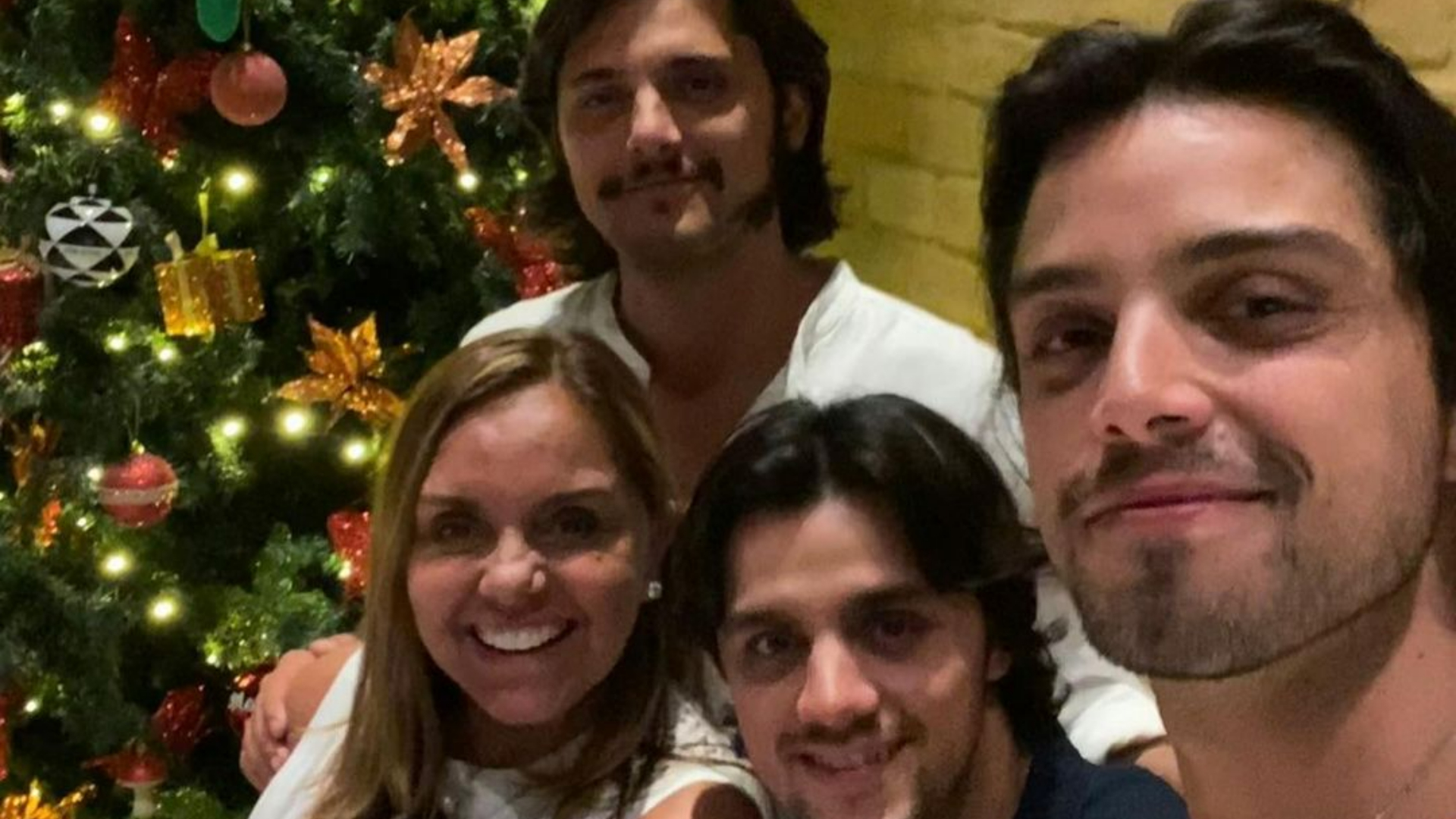 Mãe de Bruno Gissoni, Rodrigo e Felipe Simas posta foto antiga ao lado dos herdeiros: ”Meus amados”