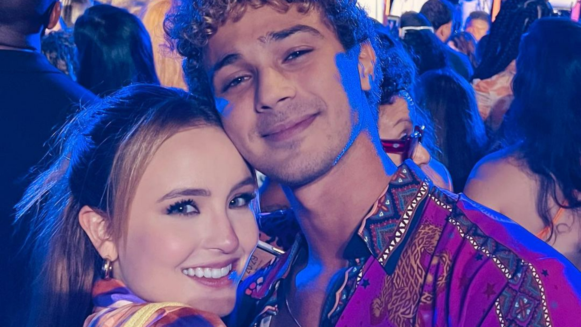 André Luiz Frambach e Larissa Manoela surgem em clima de romance durante banho de cachoeira