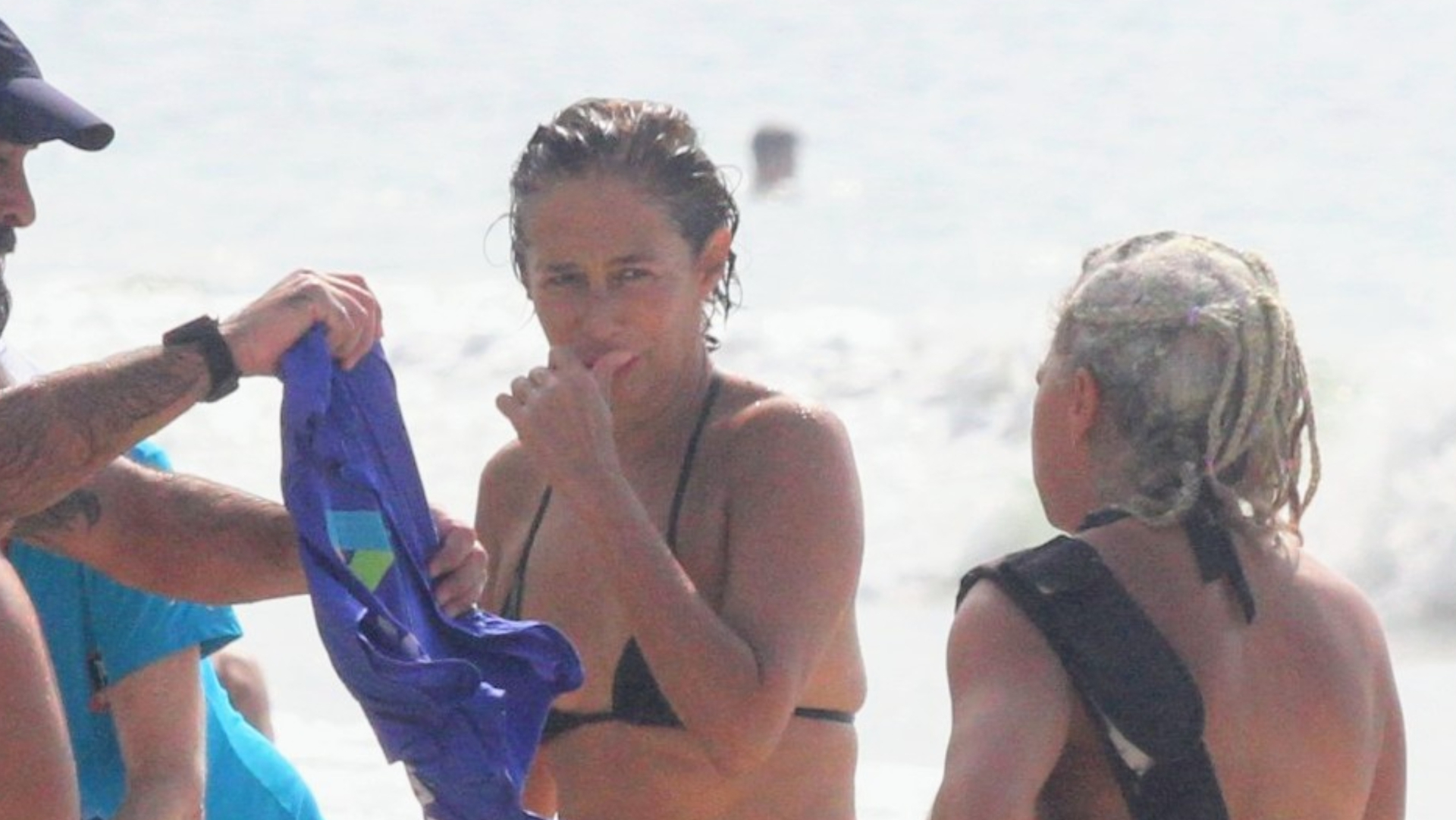 Aos 58 anos, Andréa Beltrão exibe corpão em dia de praia no Rio de Janeiro