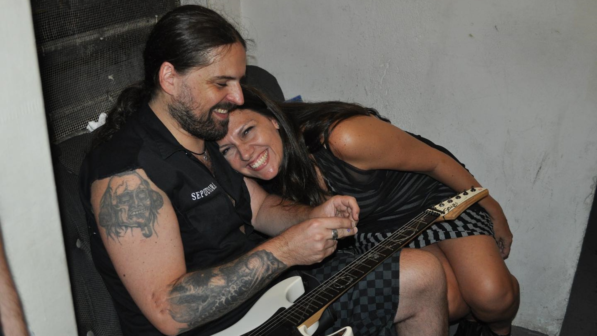 Andreas Kisser recorda foto com a esposa um mês após sua morte