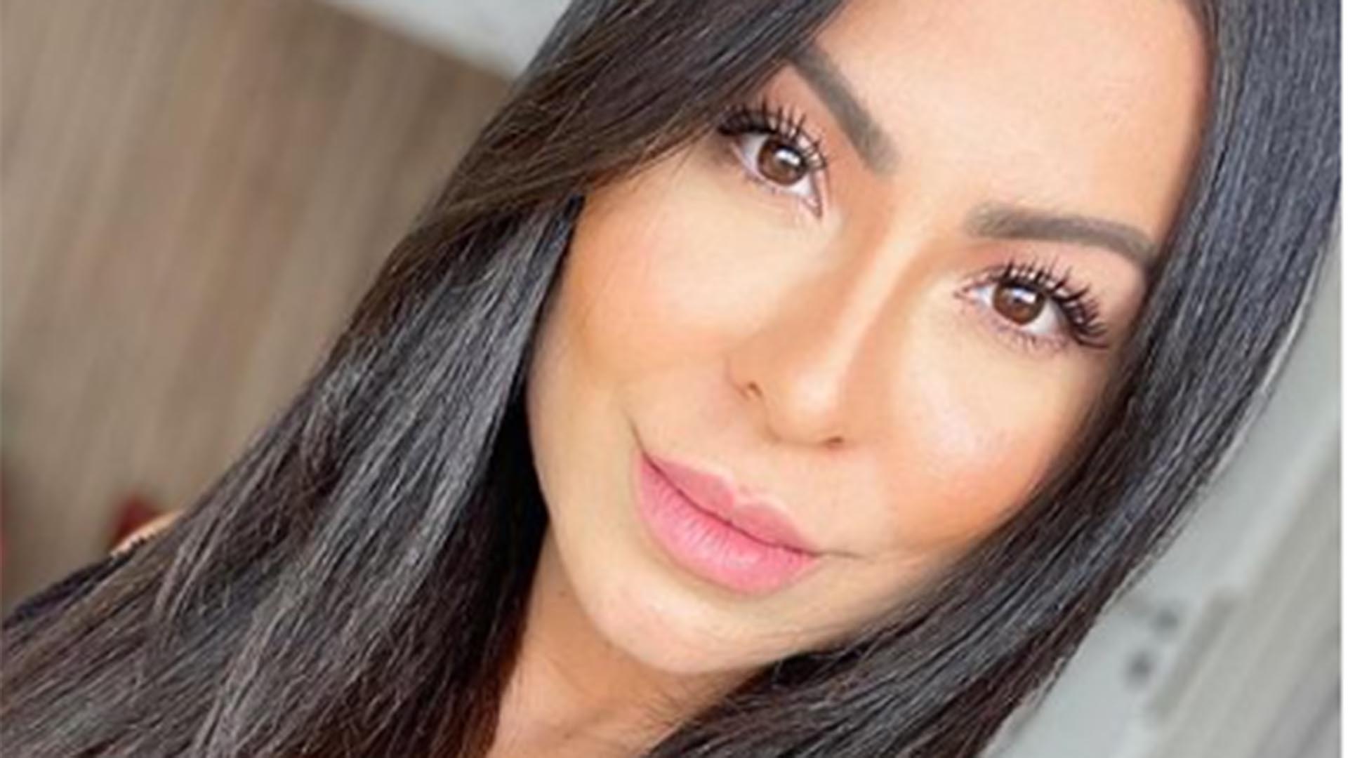 Esposa de Thammy Miranda usa vestido com recortes ousados
