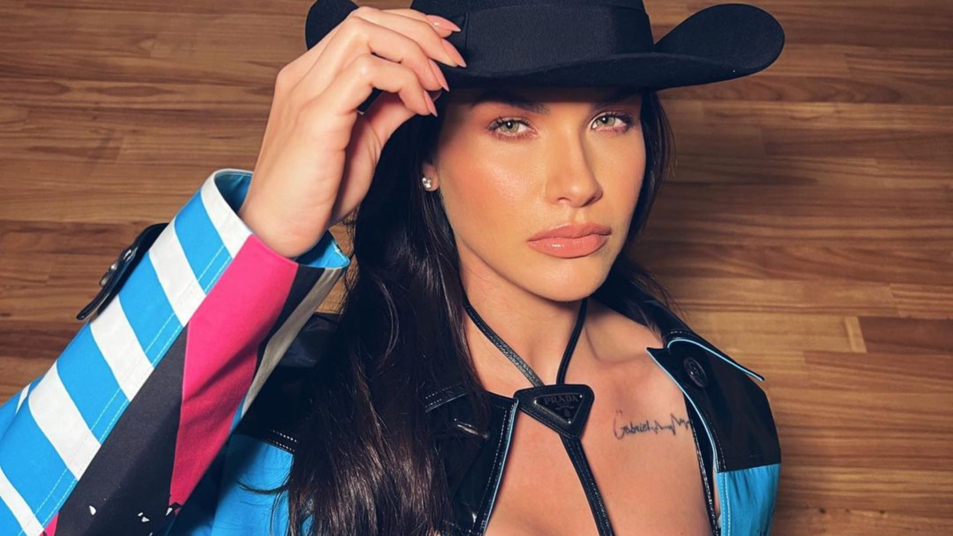 De chapéu, Andressa Suita aposta em look luxuoso para show de Gusttavo Lima