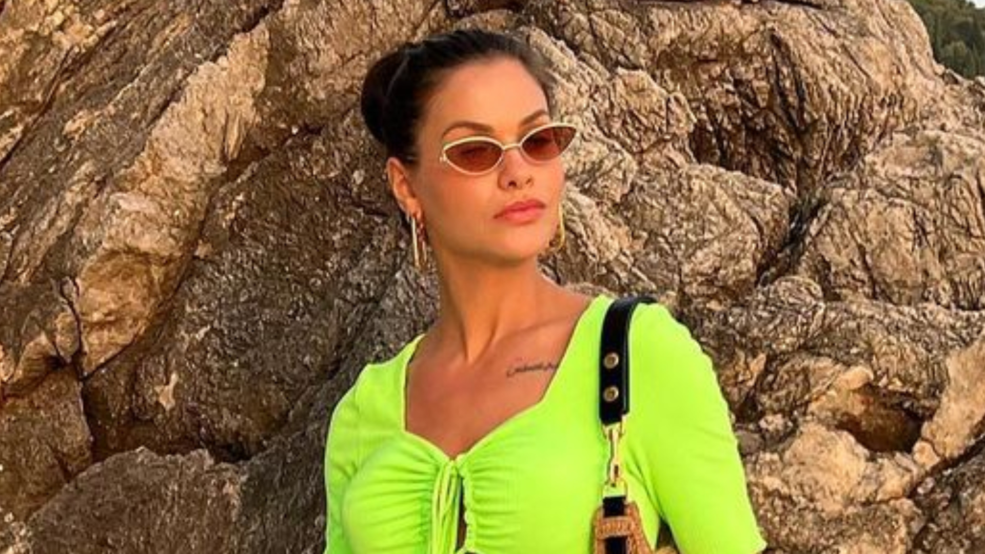 Andressa Suita monta look neon com chinelo imenso e chama a atenção