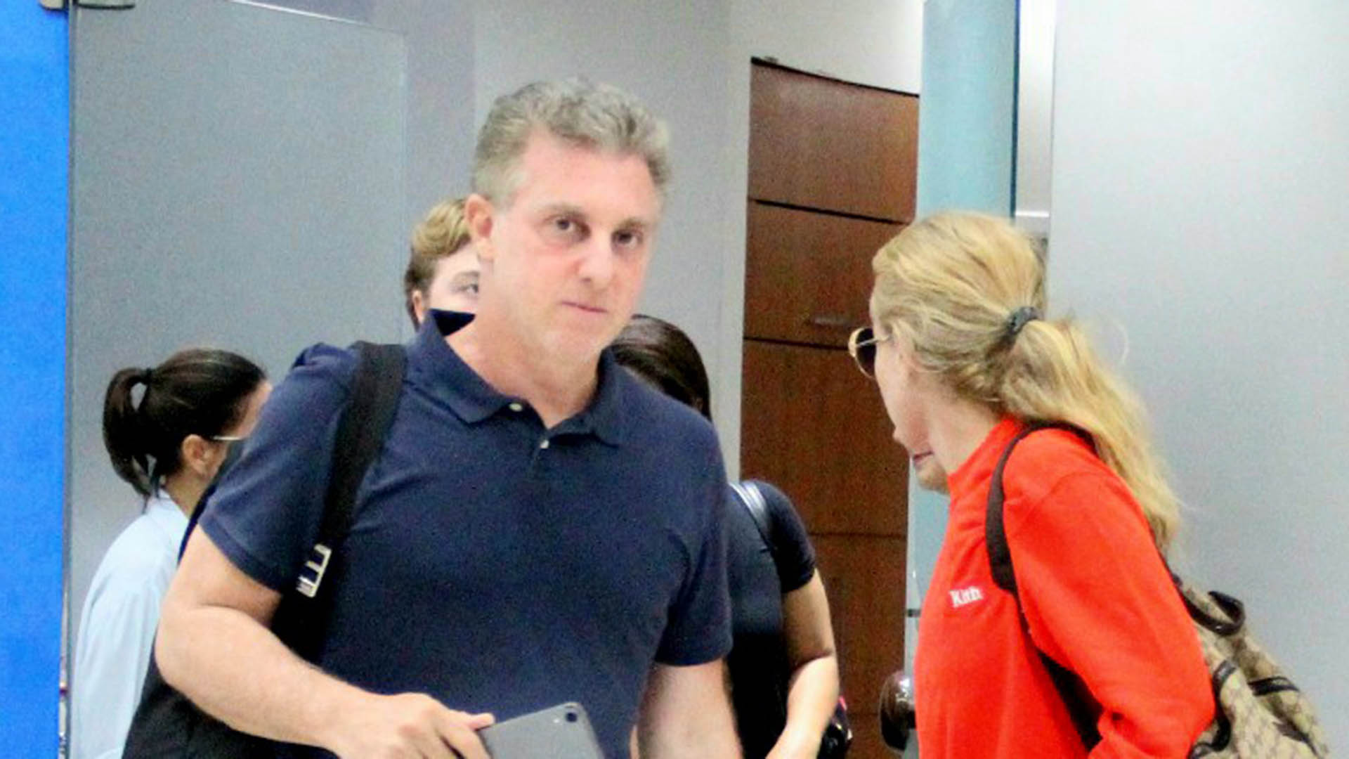 Angélica e Luciano Huck são flagrados com os filhos no aeroporto