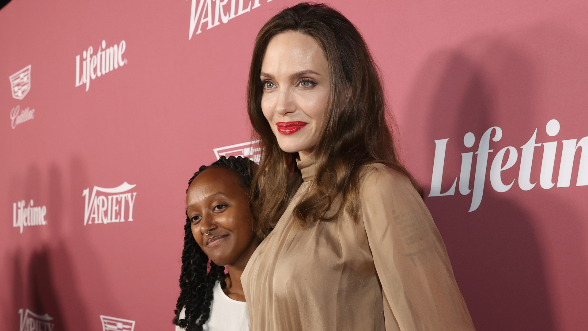 Filha de Angelina Jolie e Brad Pitt se forma e desabafa sobre ausência de ator