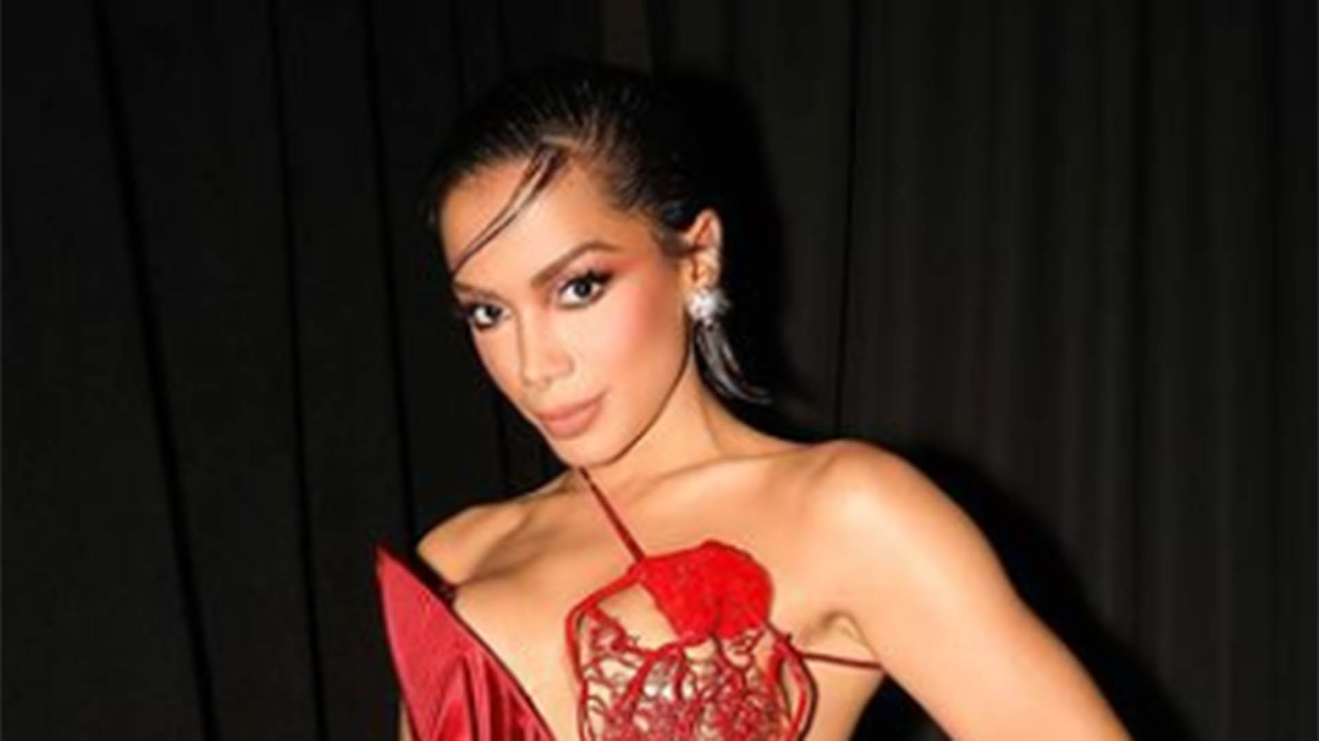 Anitta arrasa ao usar vestido vermelho de grife no VMA