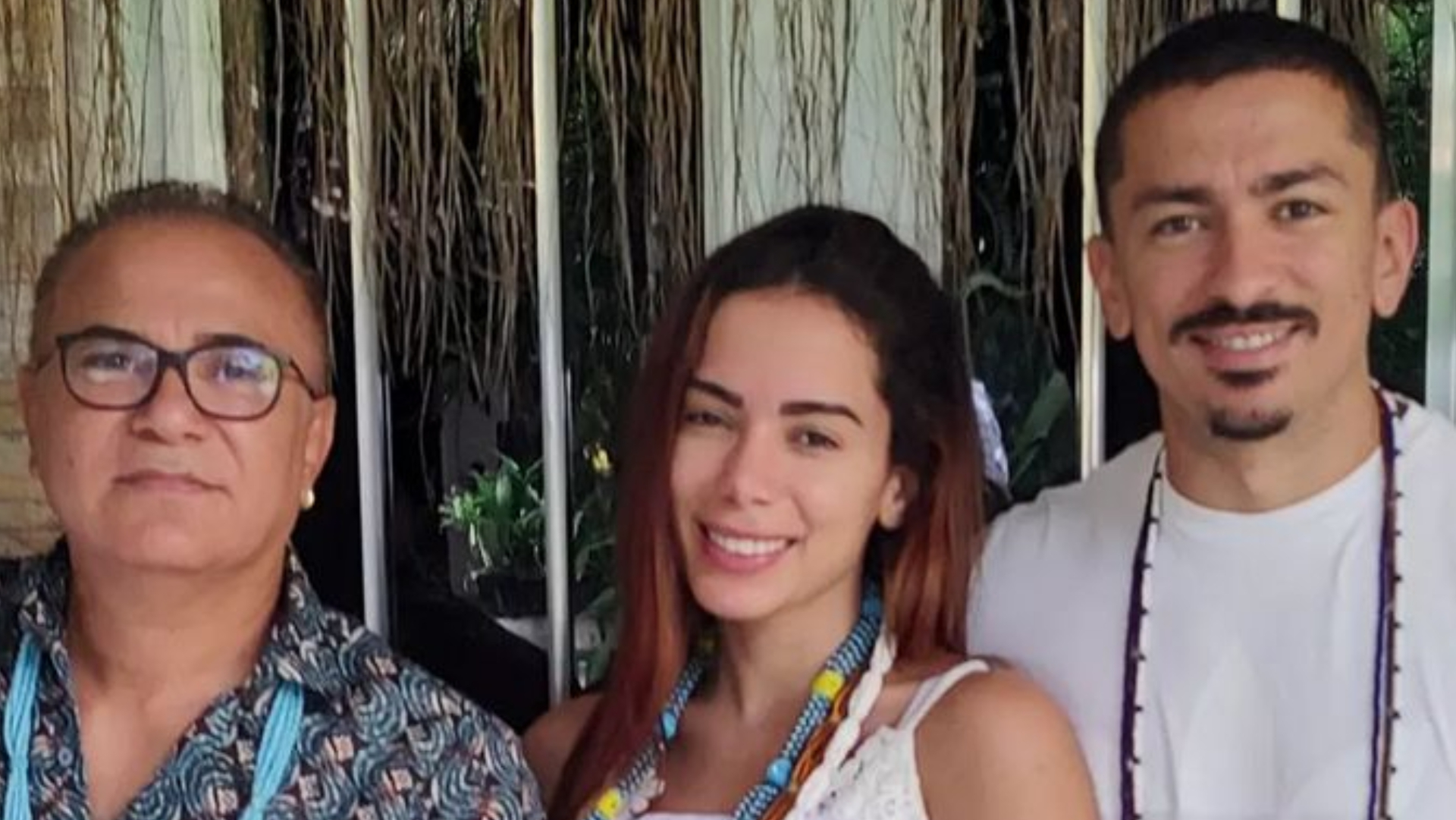 Anitta surge em terreiro de candomblé ao lado do irmão e Pai de Santo após passar por cirurgia