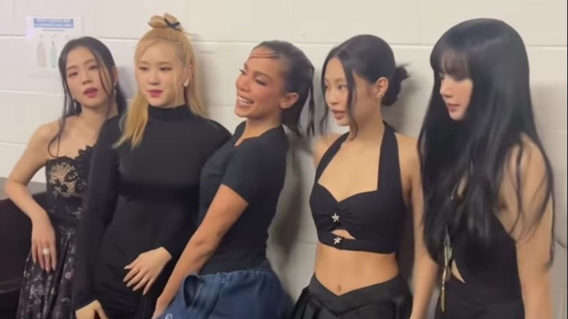 Anitta se encontra com as integrantes do BlackPink nos bastidores do VMA’s