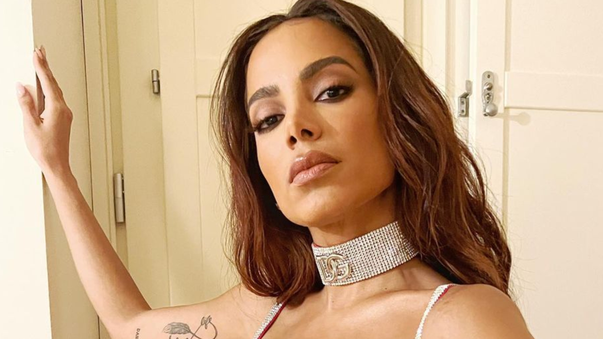 Loira, Anitta deixa web babando ao posar com vestido curtinho e decotado