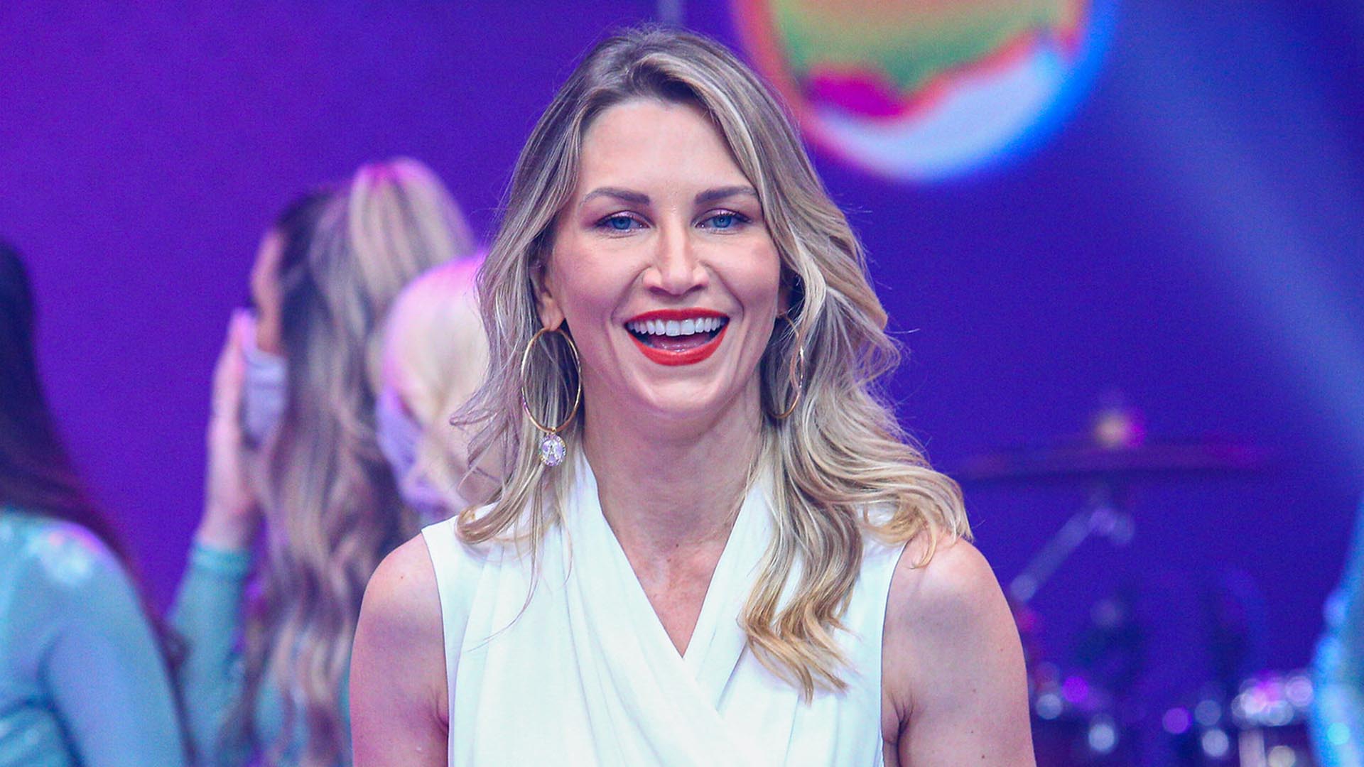 Anne Lottermann surge só de biquíni em dia na piscina