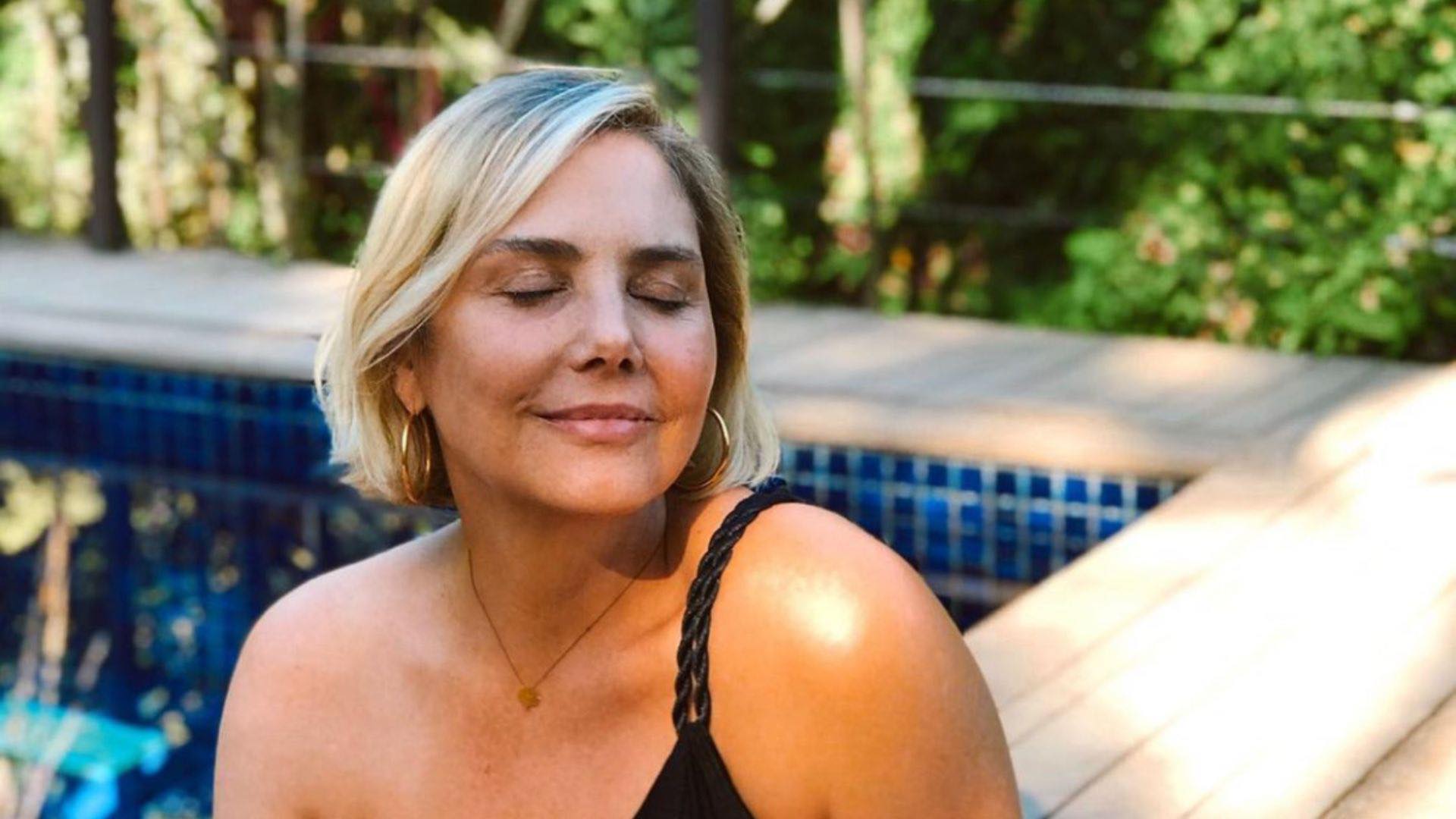 Aos 56 anos, Heloisa Périssé compartilha foto de maiô e brinca: “O sextou que eu queria”