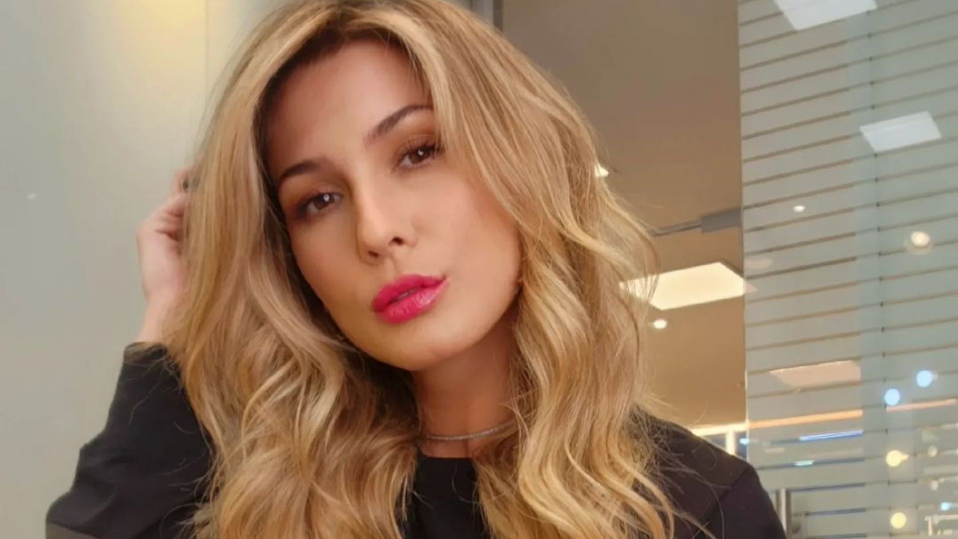 Após ser anunciada na Globo, Lívia Andrade renova o visual: “Vem aí”