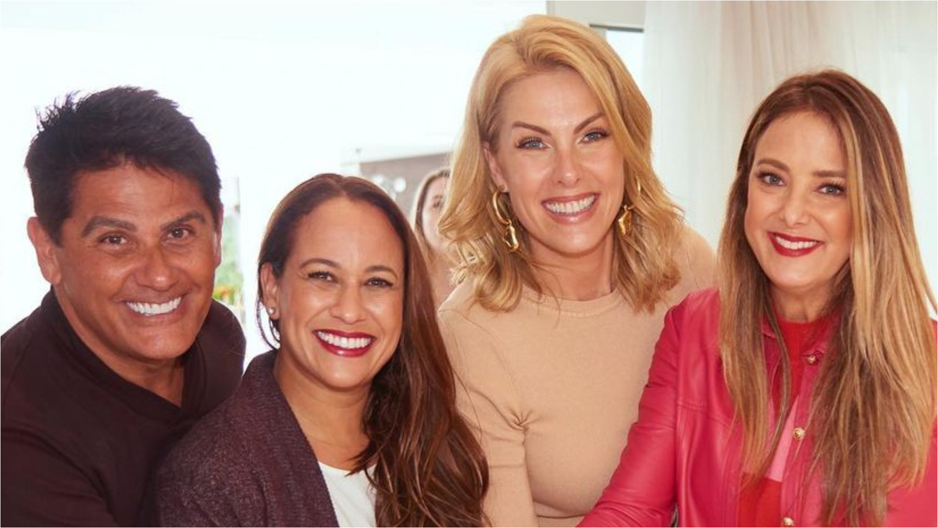 Apresentadores celebram 17 anos do programa Hoje em Dia com festa na casa de Ana Hickmann