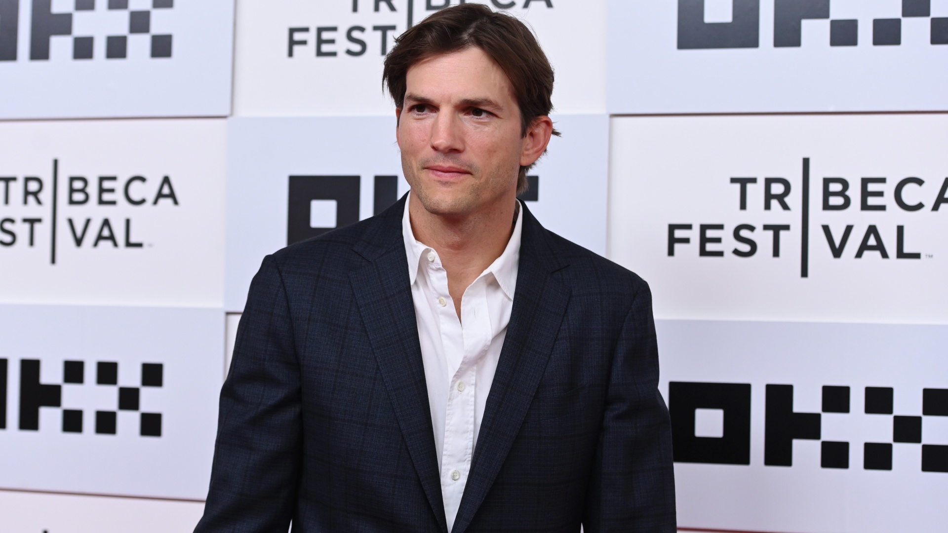 Ashton Kutcher revela que doença autoimune o deixou sem conseguir enxergar, ouvir ou andar
