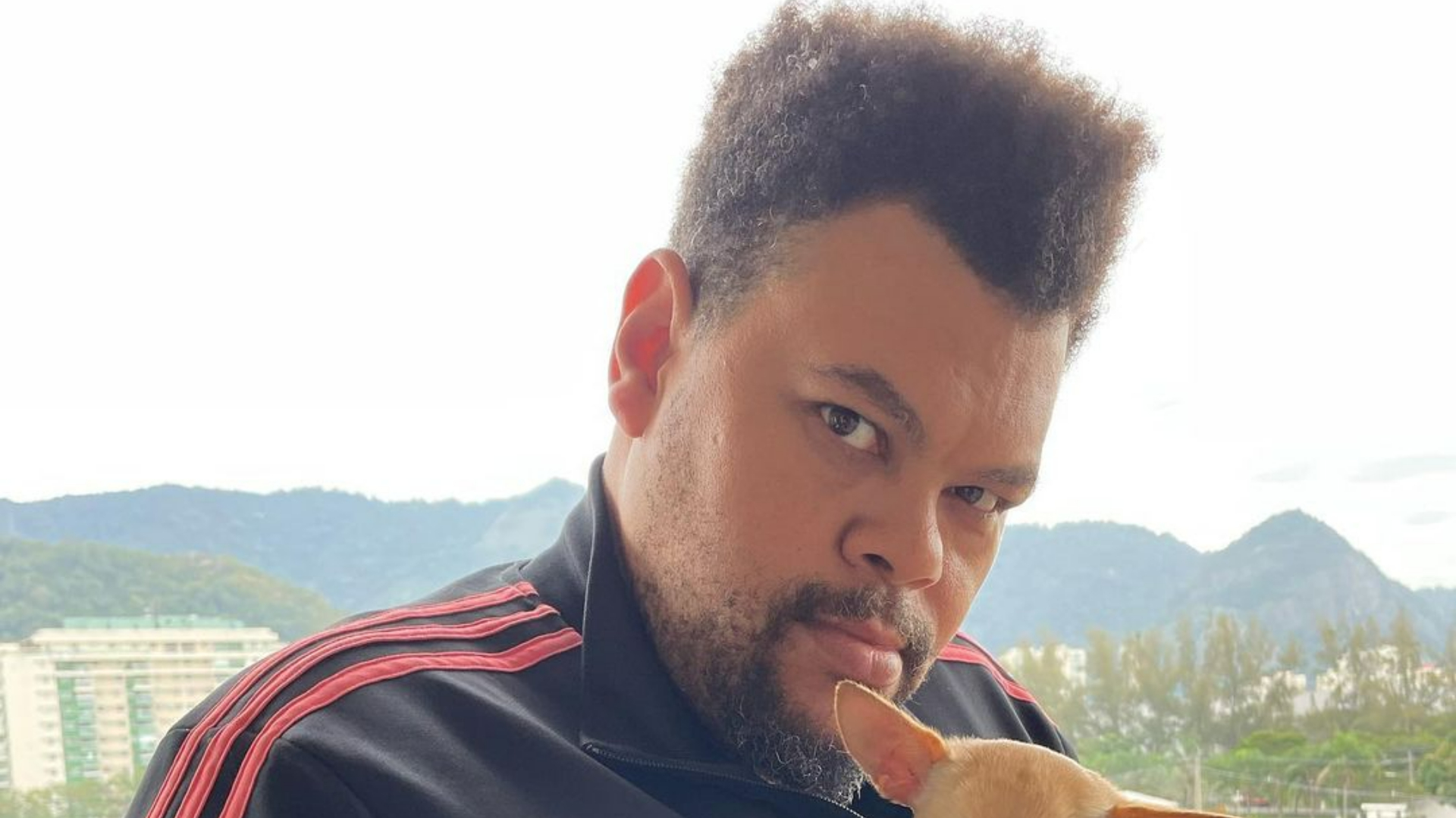Babu Santana publica fotos encantadoras ao lado de sua cachorrinha e encanta: ”Que amor!”