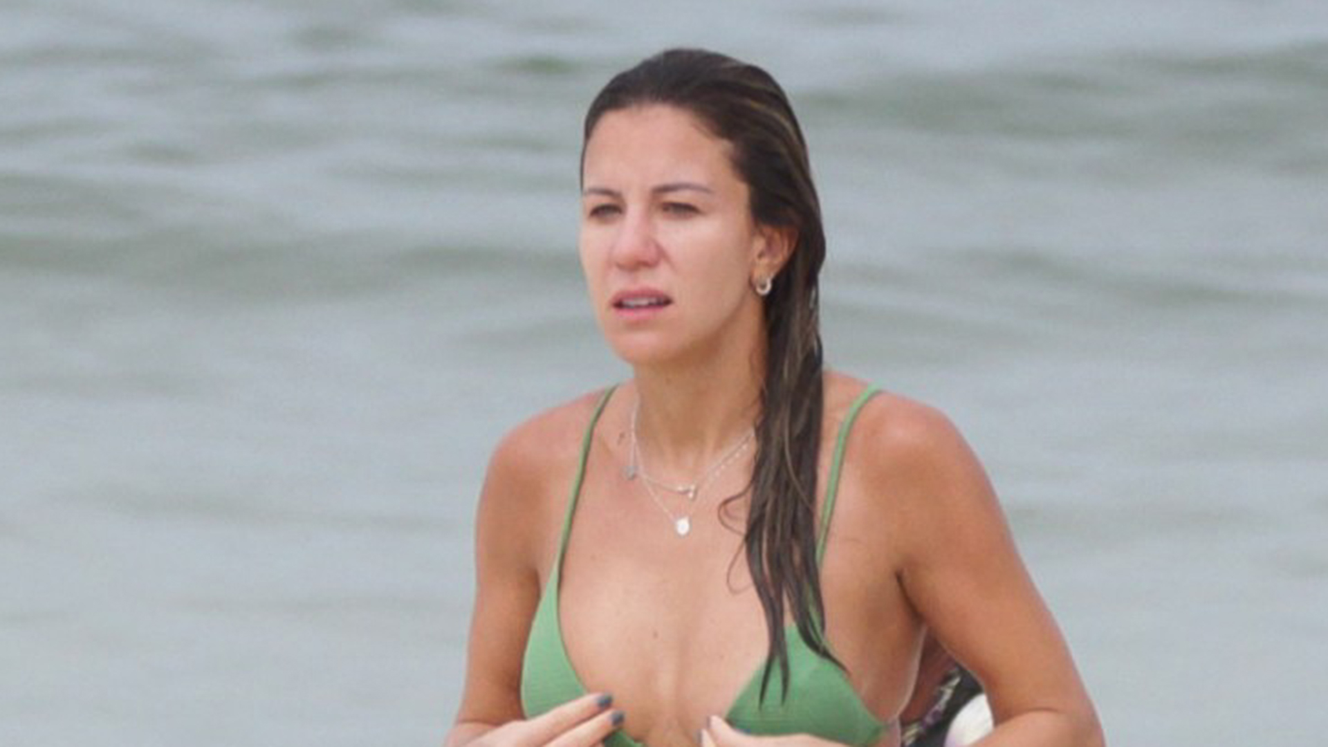 De biquíni fio-dental, Bárbara Coelho, do Esporte Espetacular, exibe corpo sarado na praia