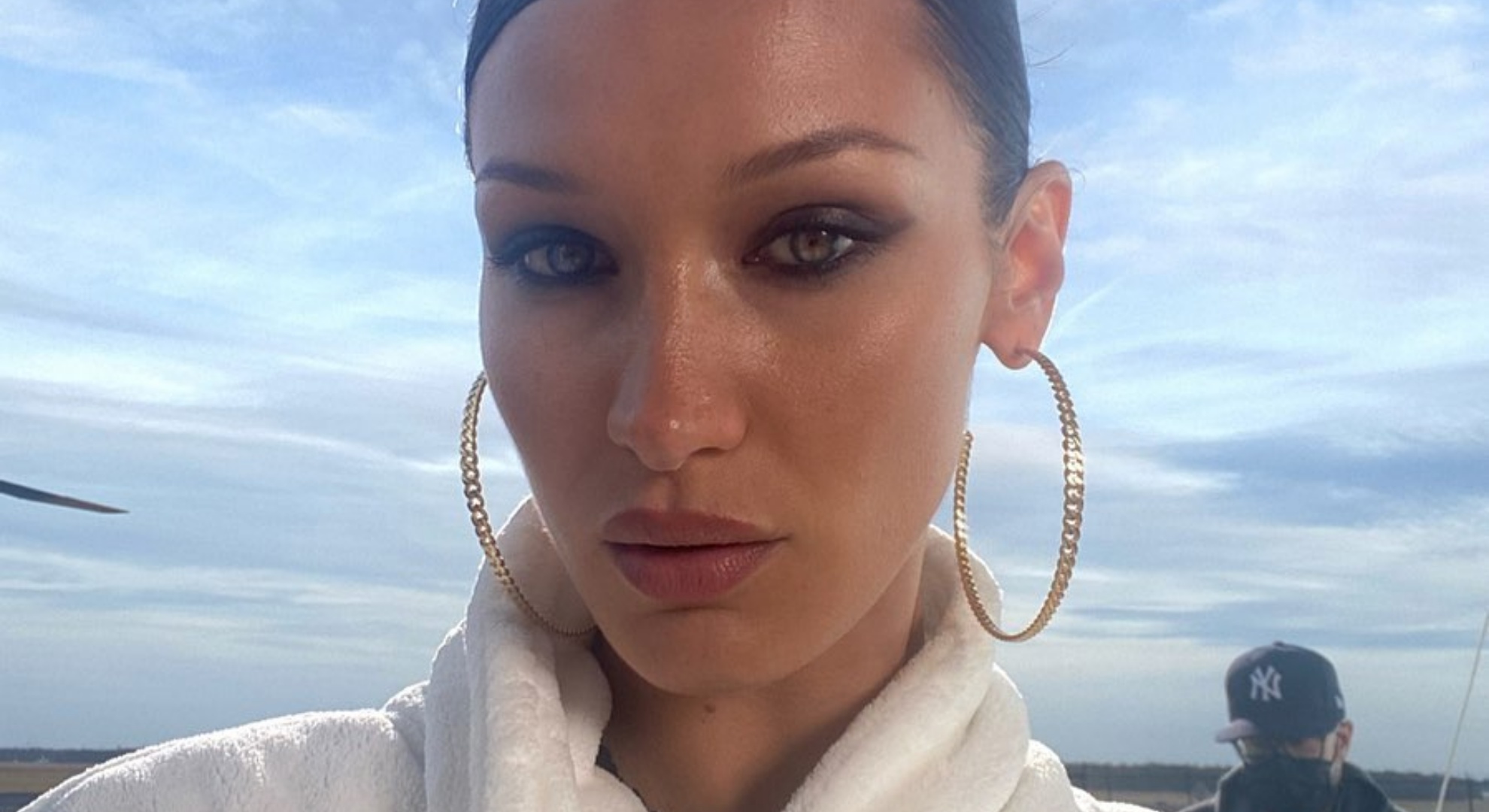 Bella Hadid destaca corpão sarado em clique com biquíni cavadíssimo