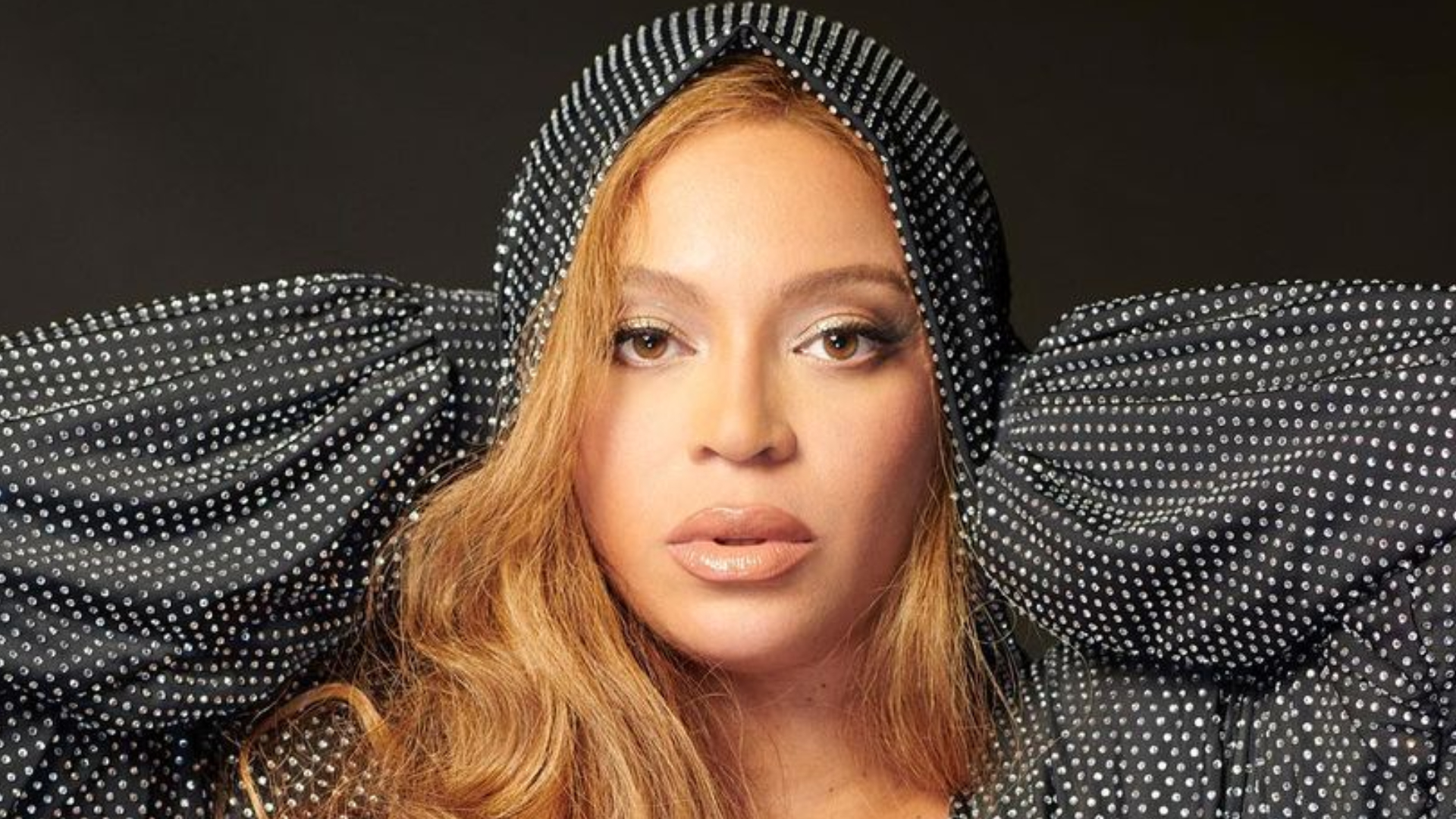 Beyoncé aposta em look decotadíssimo para noitada com o marido, Jay Z
