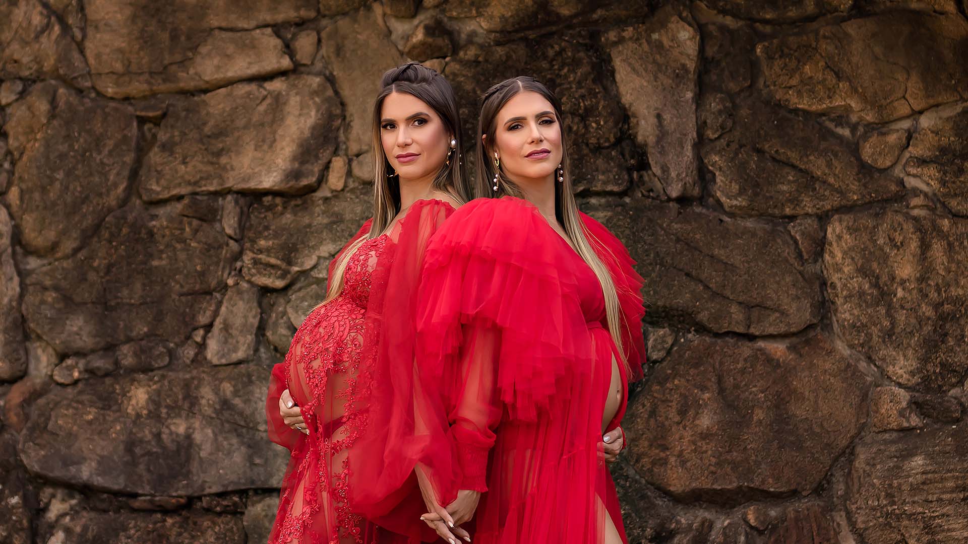 As gêmeas Bia e Branca Feres comemoram dupla gravidez