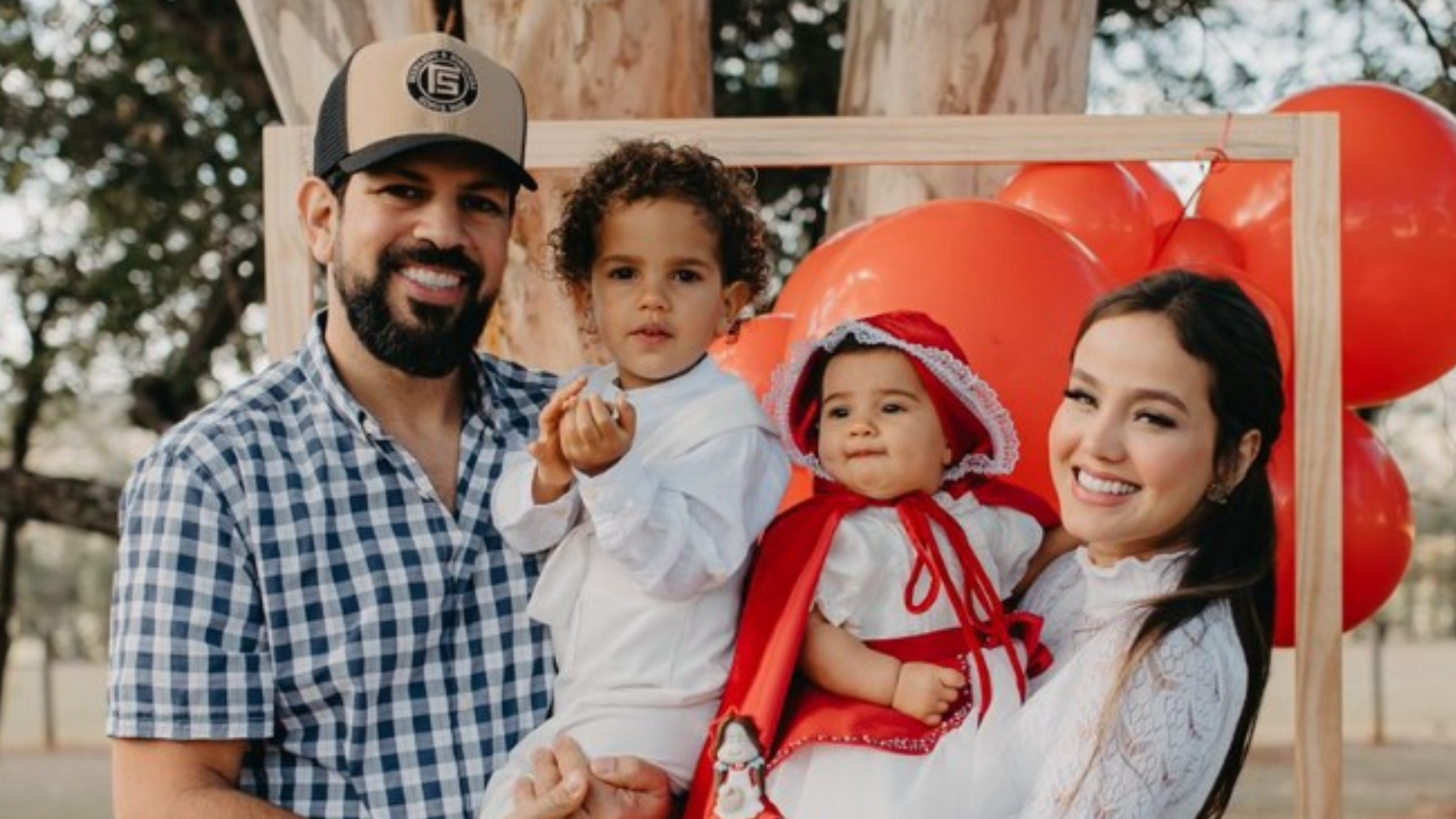 Com tema de Chapeuzinho Vermelho, Biah Rodrigues e Sorocaba celebram o mesversário da filha