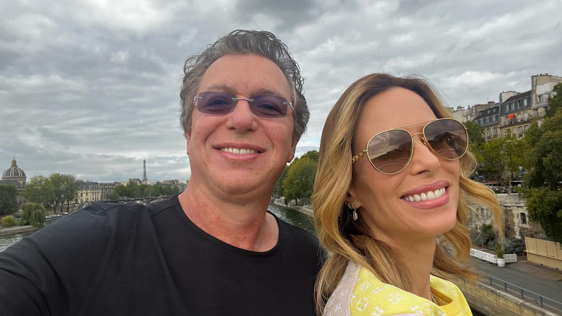 Em Paris, Boninho posa coladinho com Ana Furtado e celebra: ”Férias”