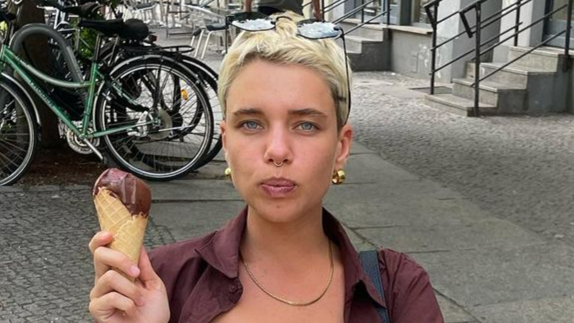 Bruna Linzmeyer exibe pernões ao posar de shortinho em clique ao natural: “Linda”